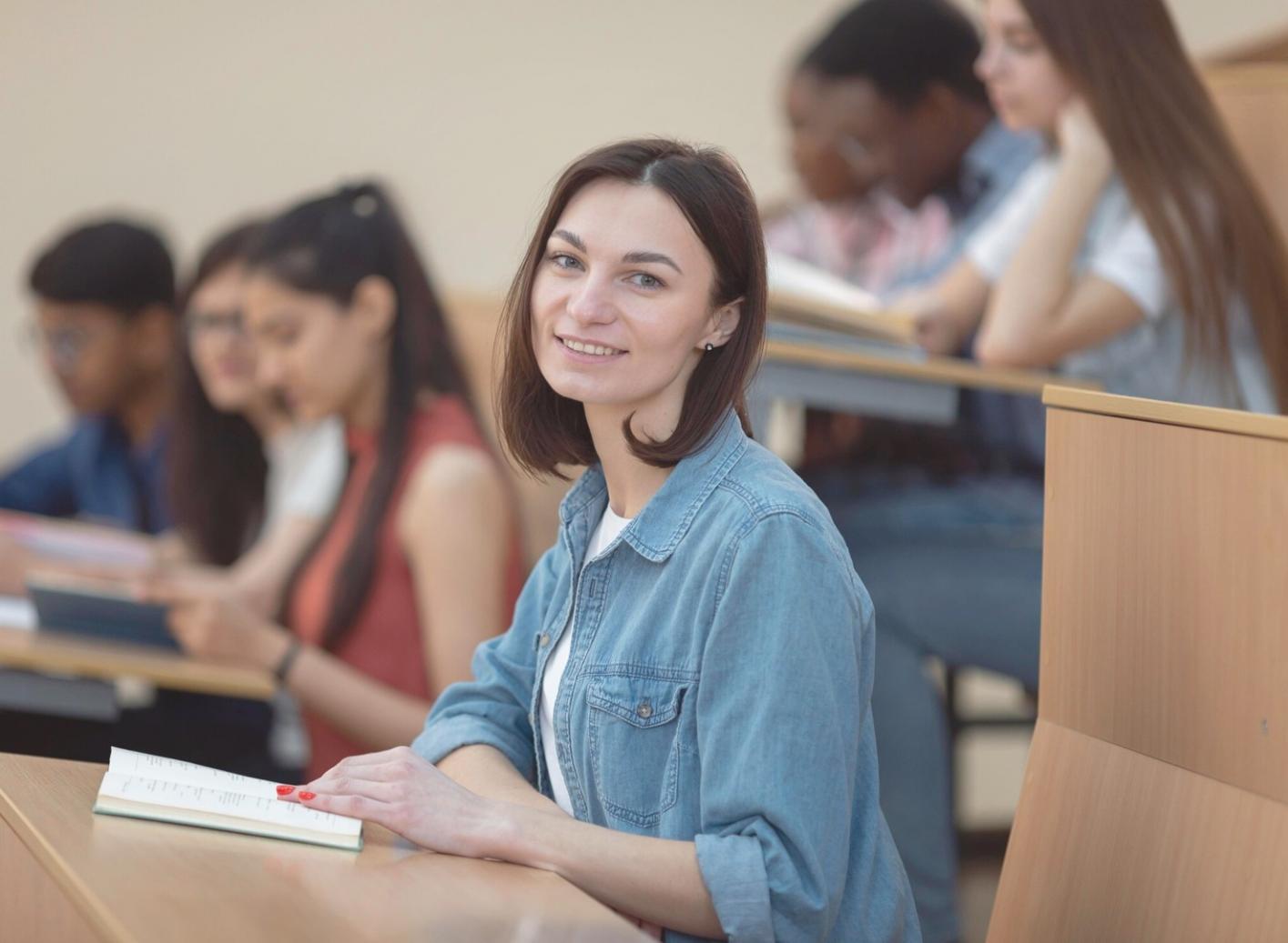 Equipo trabajando en estrategia de comunicación financiera