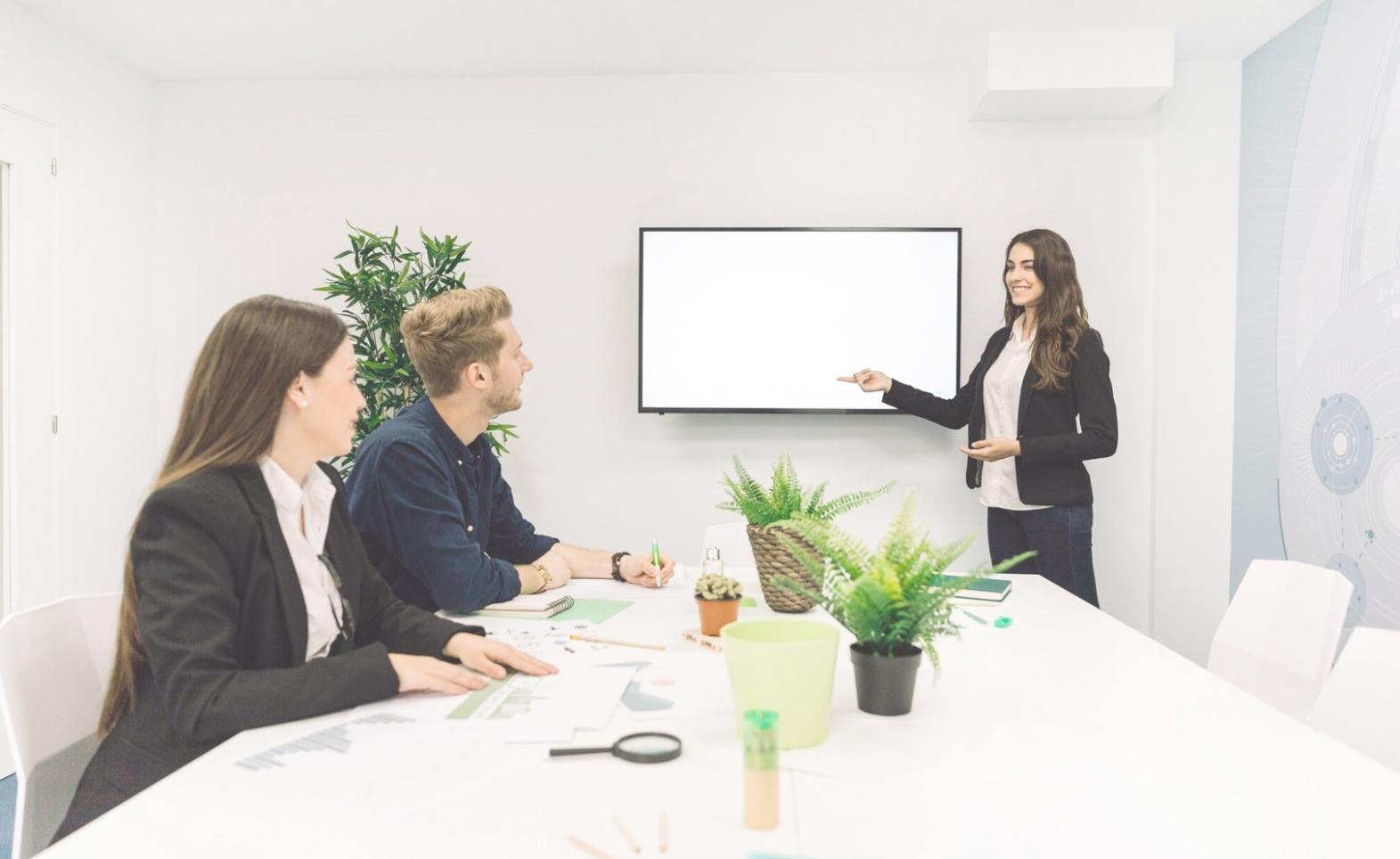 Espacio de formación moderna con análisis visual de información financiera